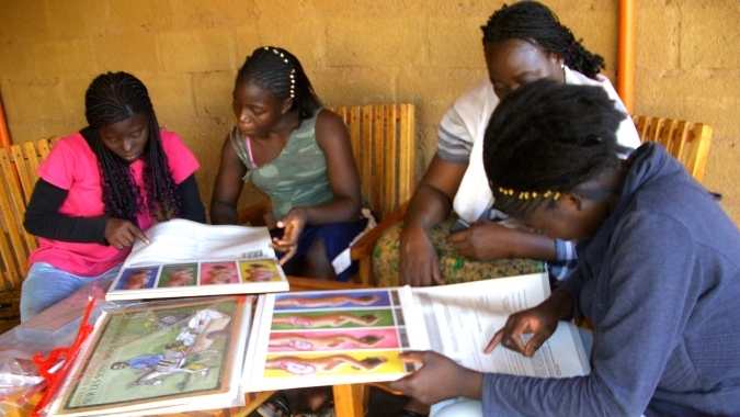 In Burkina Faso: Für Aufklärung von Jugendlichen und Erwachsenen und die Förderung von Einkommen für Frauen