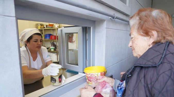 Eine warme Mahlzeit für Senioren