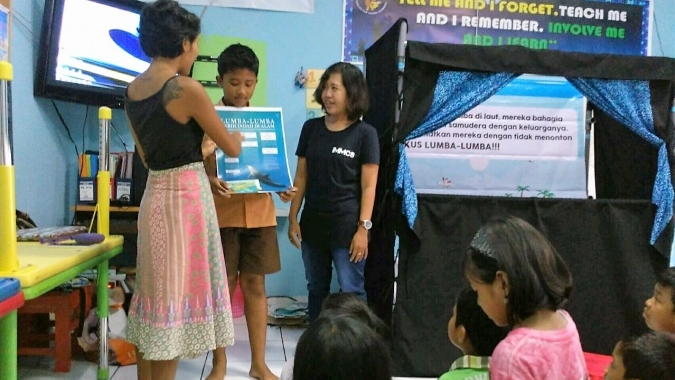Schutz der Haie und dem Ökosystem Meer in Bali Indonesien durch Unterricht im Umweltschutz