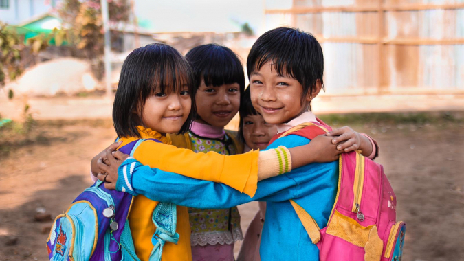Einrichtung der neuen Grundschule in Anisakan/Myanmar