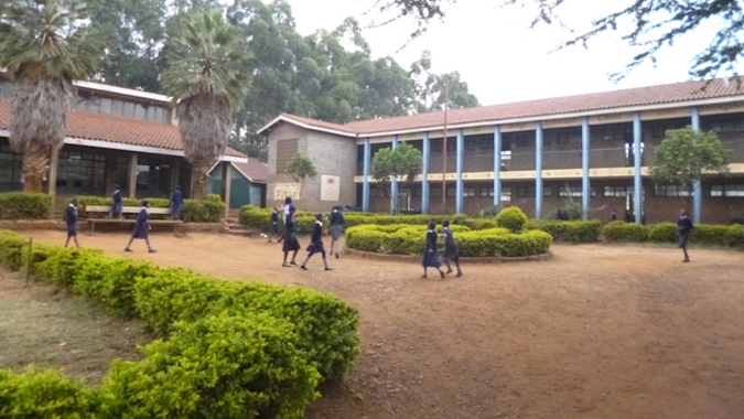 Staub macht krank: Das Straßenkinderprojekt in Kenia braucht eine Hofbefestigung