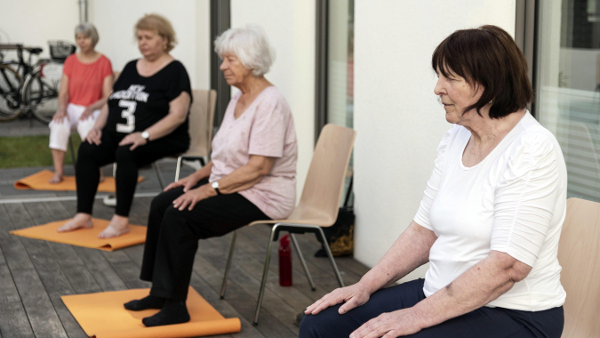 OMY! Yoga für Menschen 60+  in Altersarmut