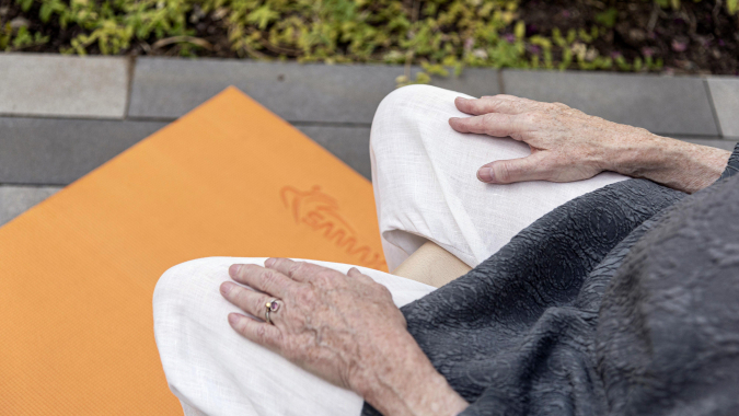 OMY! Yoga für Menschen 60+  in Altersarmut