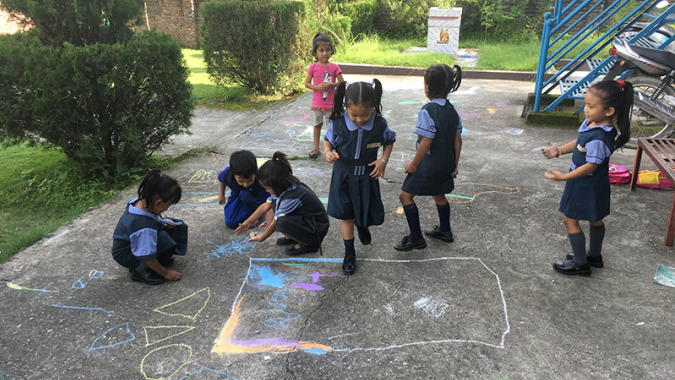 Bau eines Spielplatzes für die Bona Fortuna Schule in Nepal