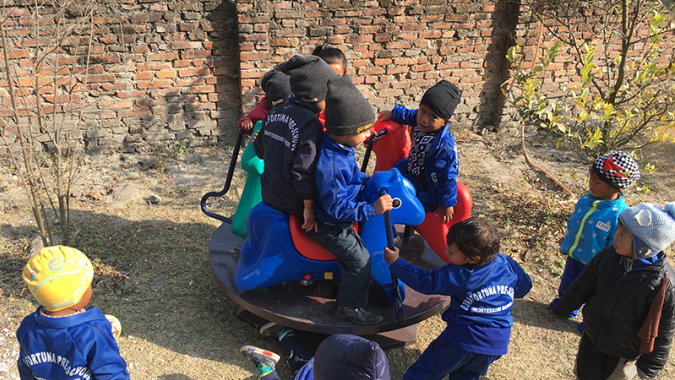 Bau eines Spielplatzes für die Bona Fortuna Schule in Nepal