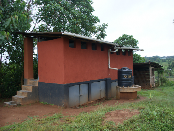 HFW BAU: Schule/Waisenhaus aus Lehm + nachhaltige Wasser/Stromversorgung